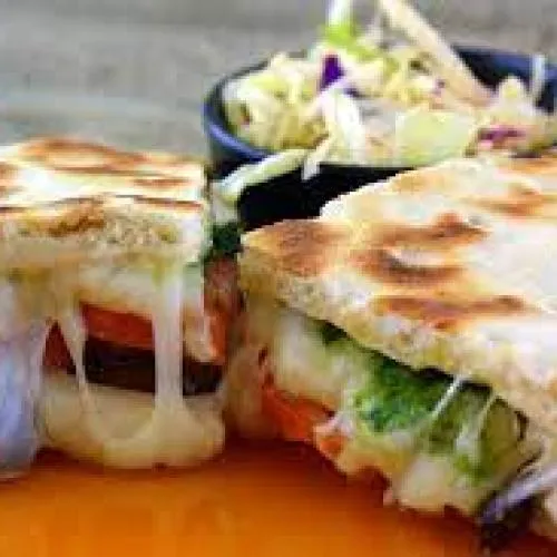 SEBZELİ KAŞARLI TOST