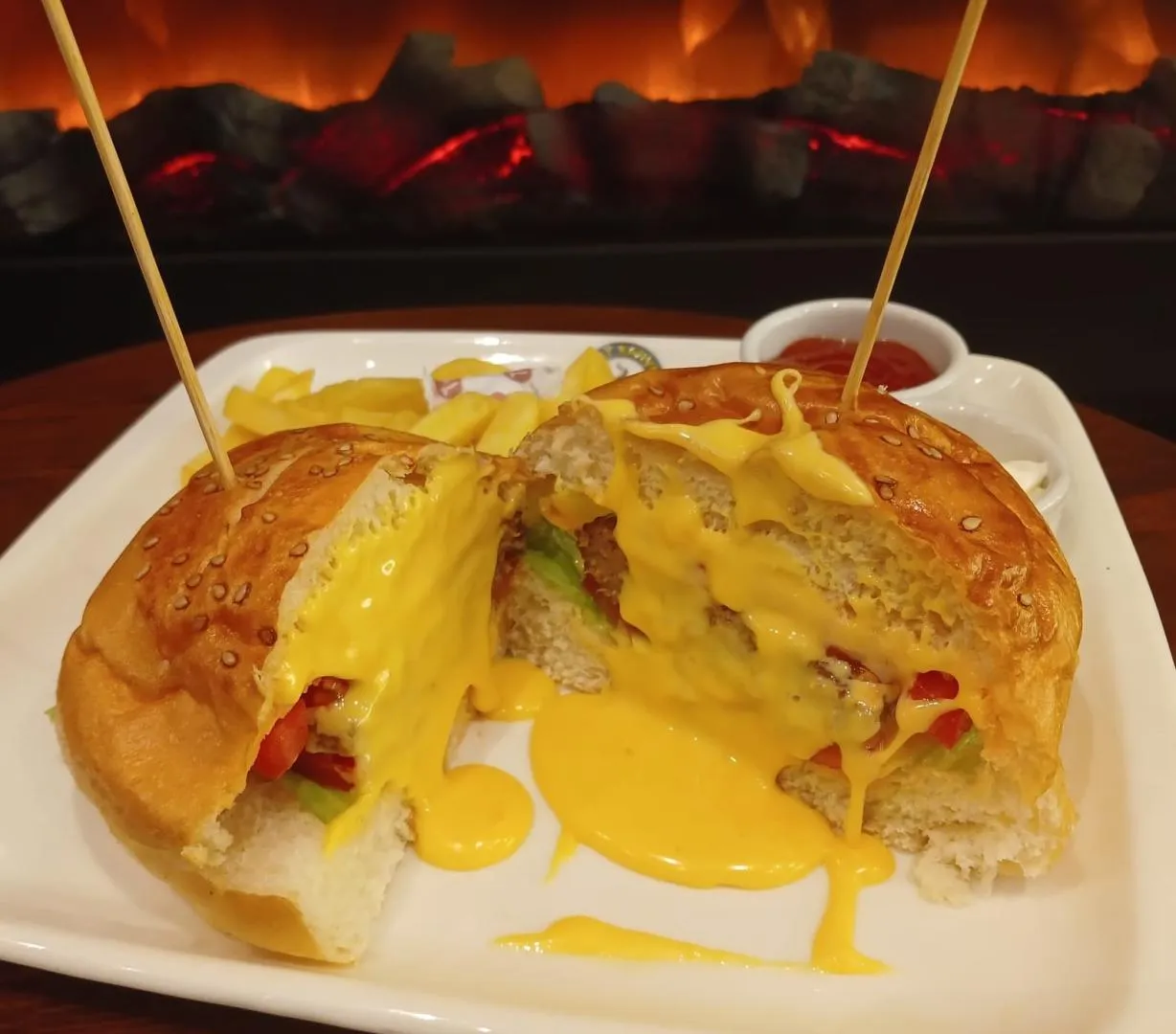 ÇEDAR PEYNİRLİ HAMBURGER