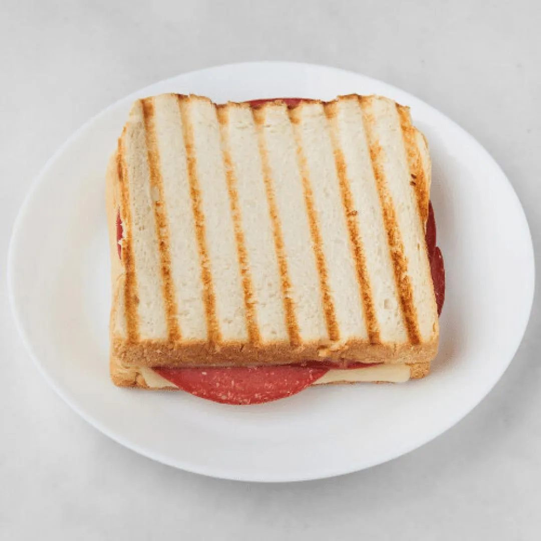 Toast mit Salami 