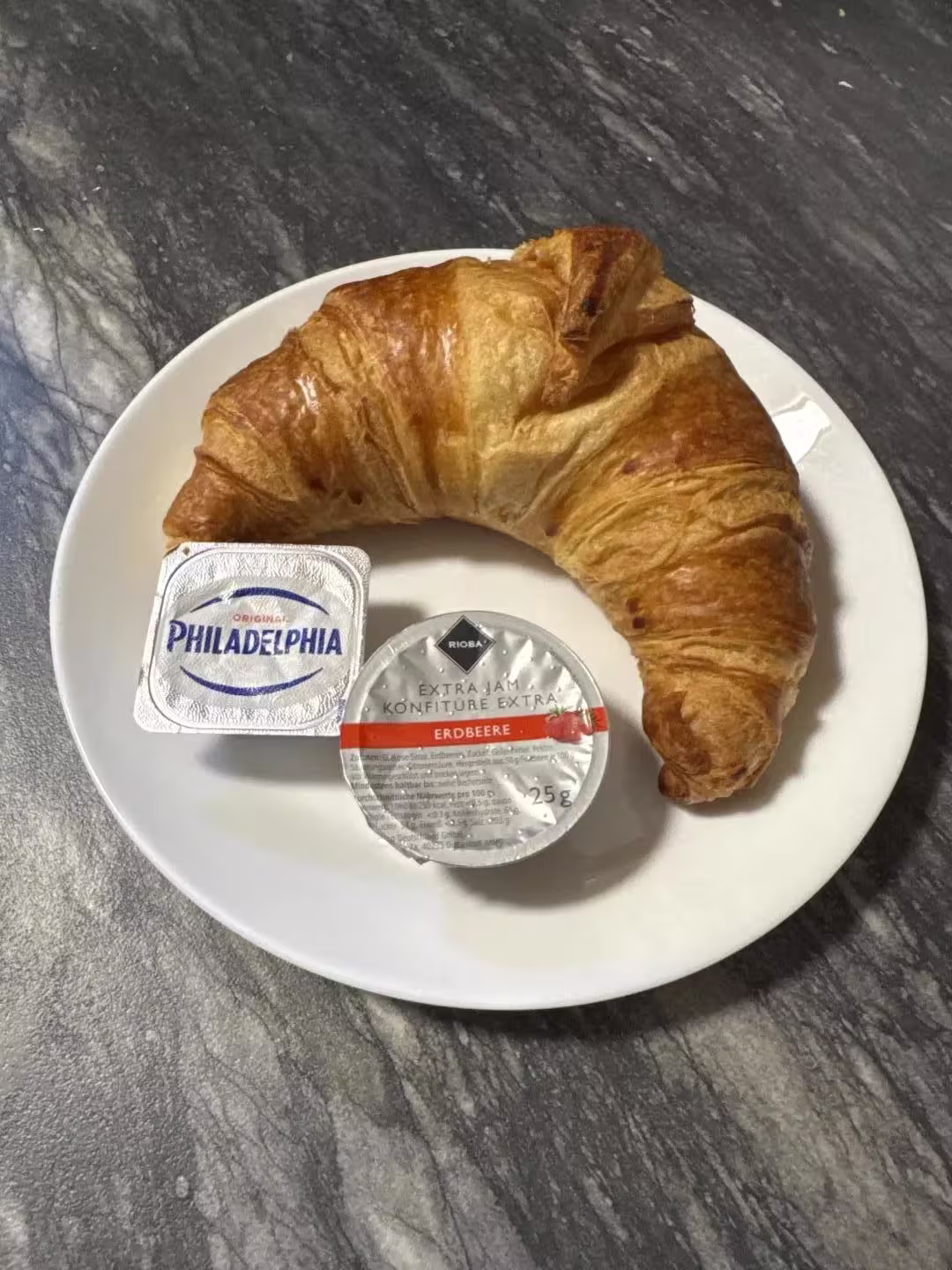 Croissant mit Marmelade Butter o. Philadelphia 