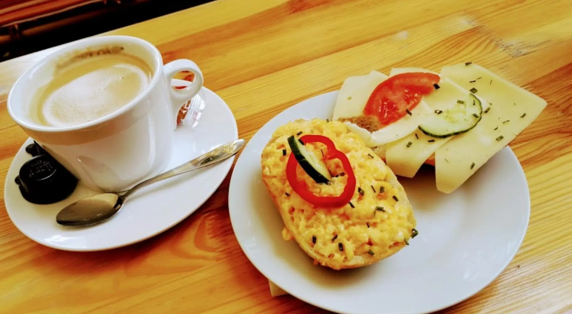 2 Halbe Belegte Brötchen mit Kaffee oder Tee 