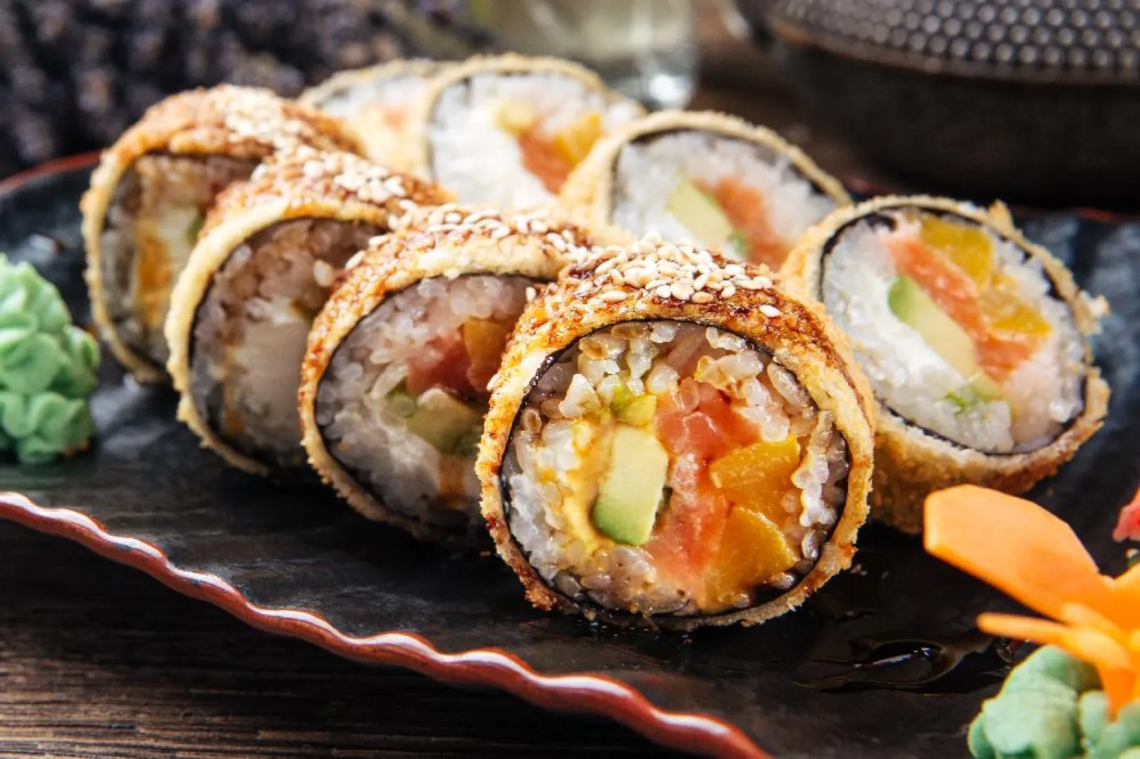 KIZARMIŞ ROLL (SICAK VE PİŞMİŞ SUSHİ)