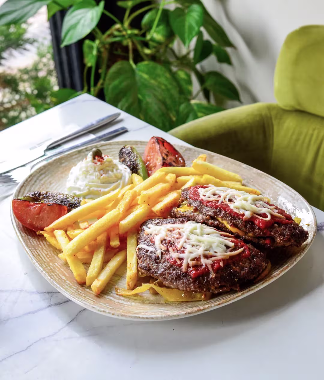 DOMATES SOSLU KAŞARLI KÖFTE 